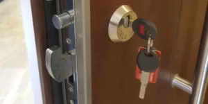 Как заменить сердцевину дверного замка самостоятельно