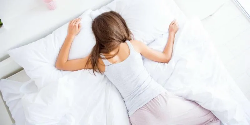 поза для сну на животі