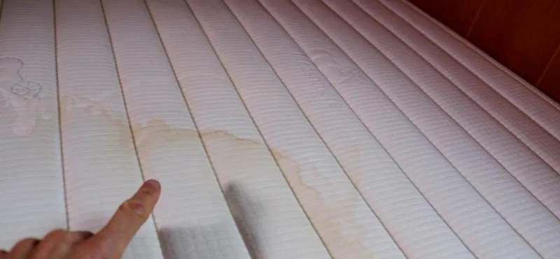 Як вивести запах сечі з матрацу