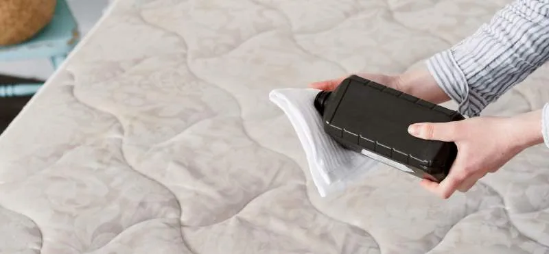 Як позбутися запаху сечі з матраца