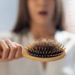 Почему могут выпадать волосы на голове? Разбираем причины