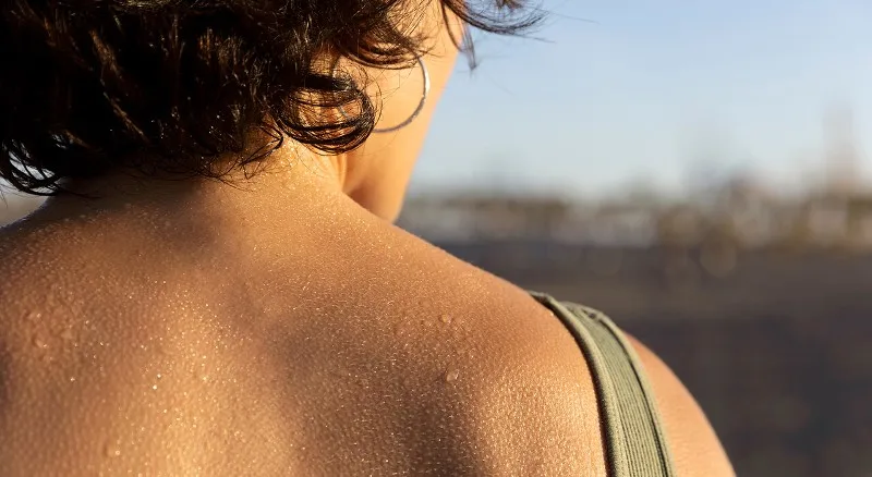 Сильно потеет спина