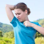 Почему человек сильно потеет: почему и что с этим делать